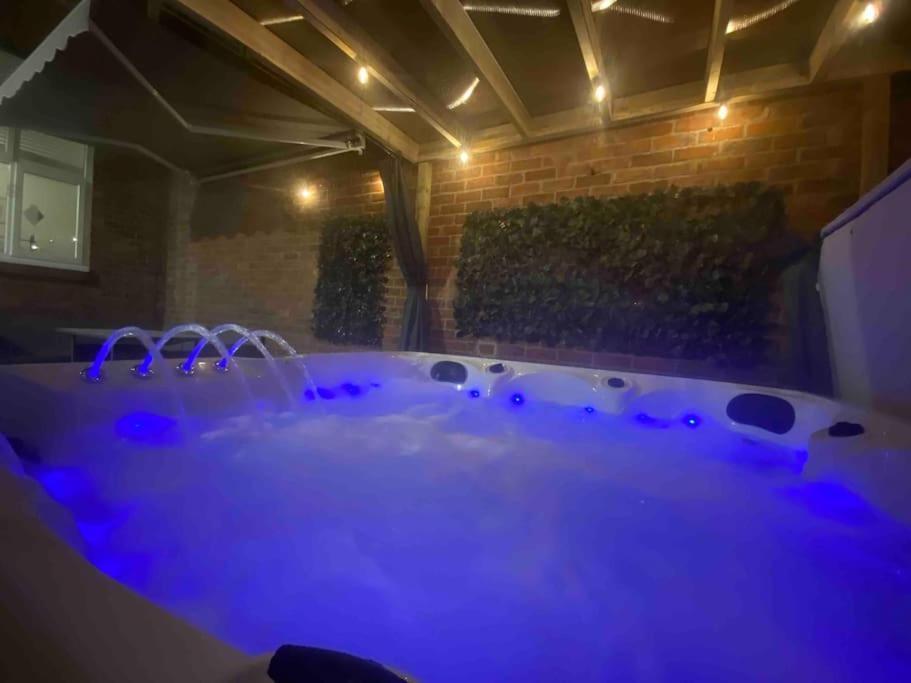 Hot Tub, Free Parking, Near Shops & Restaurants, Location 1M To City Jesmond Exterior foto
